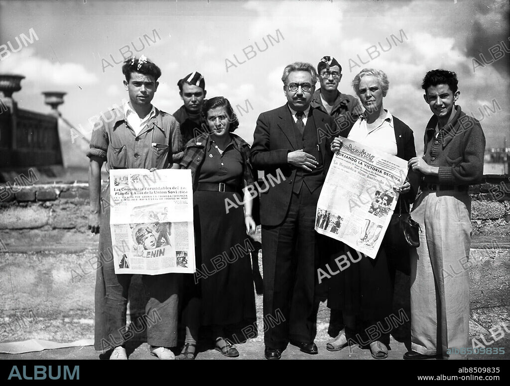 Caridad Mercader, Lena Imbert y Juan Ruiz (el de más a la izquierda) en México, con representantes del obrerismo mexicano, mostrando ejemplares del diario Mundo Obrero.