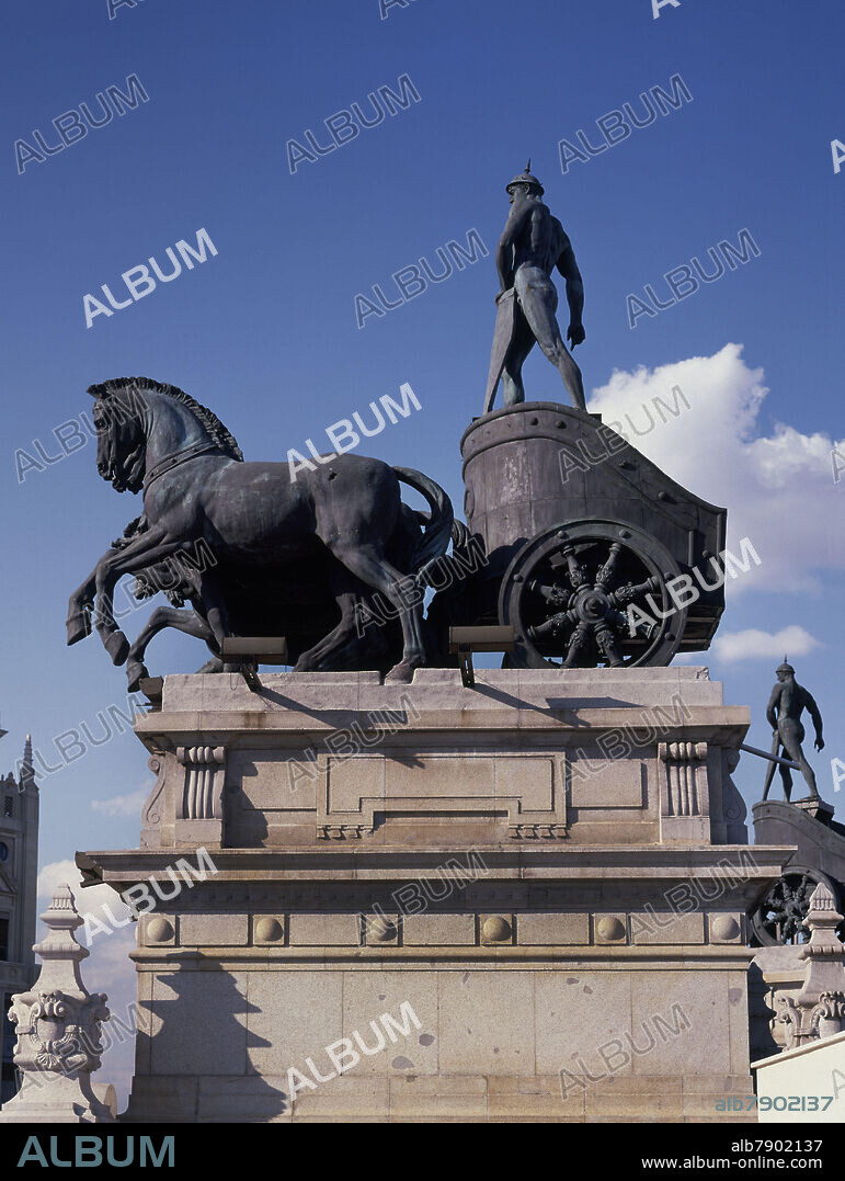 HIGINIO BASTERRA (1876-1957). CUADRIGA QUE REMATA UNO DE LOS TORREONES DEL EDIFICIO - 1922 - FOTO AÑOS 80.