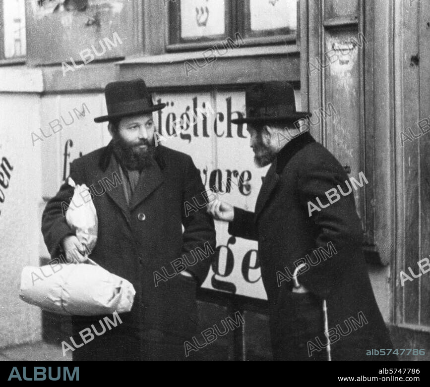 Geschichte / Deutschland / Juden /. NS-Zeit (1933-45). Jüdisches Leben im Scheunenviertel, Berlin-Mitte, Grenadierstraße: Zwei Männer im Gespräch. Foto, Abraham Pisarek, undat. (um 1935).