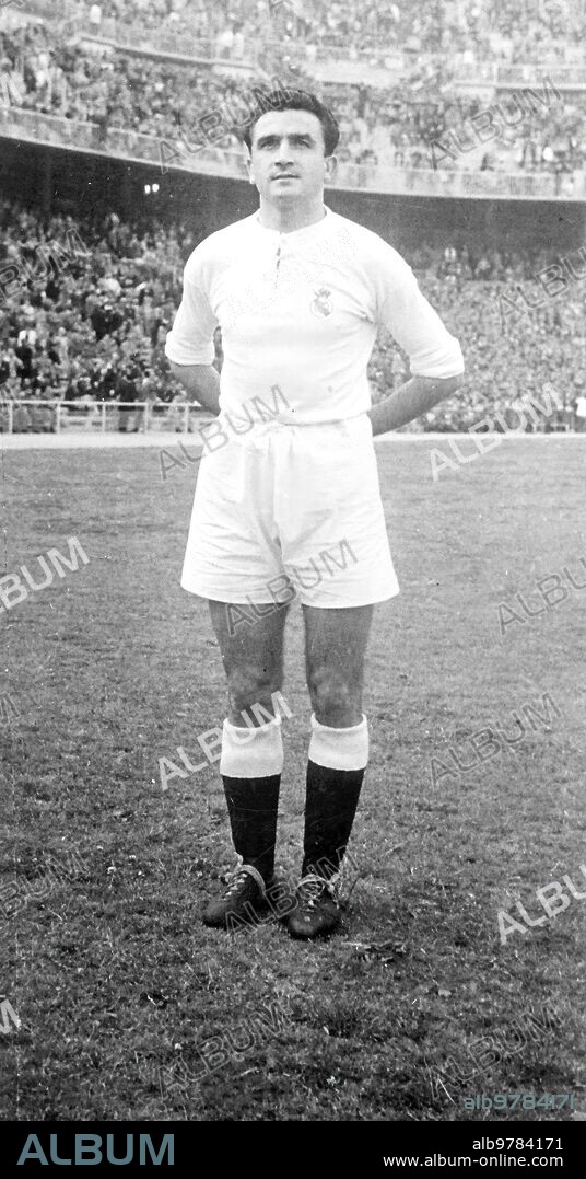 Miguel Muñoz en junio de 1953, vistiendo el uniforme del Real Madrid, en el césped del Bernabéu.