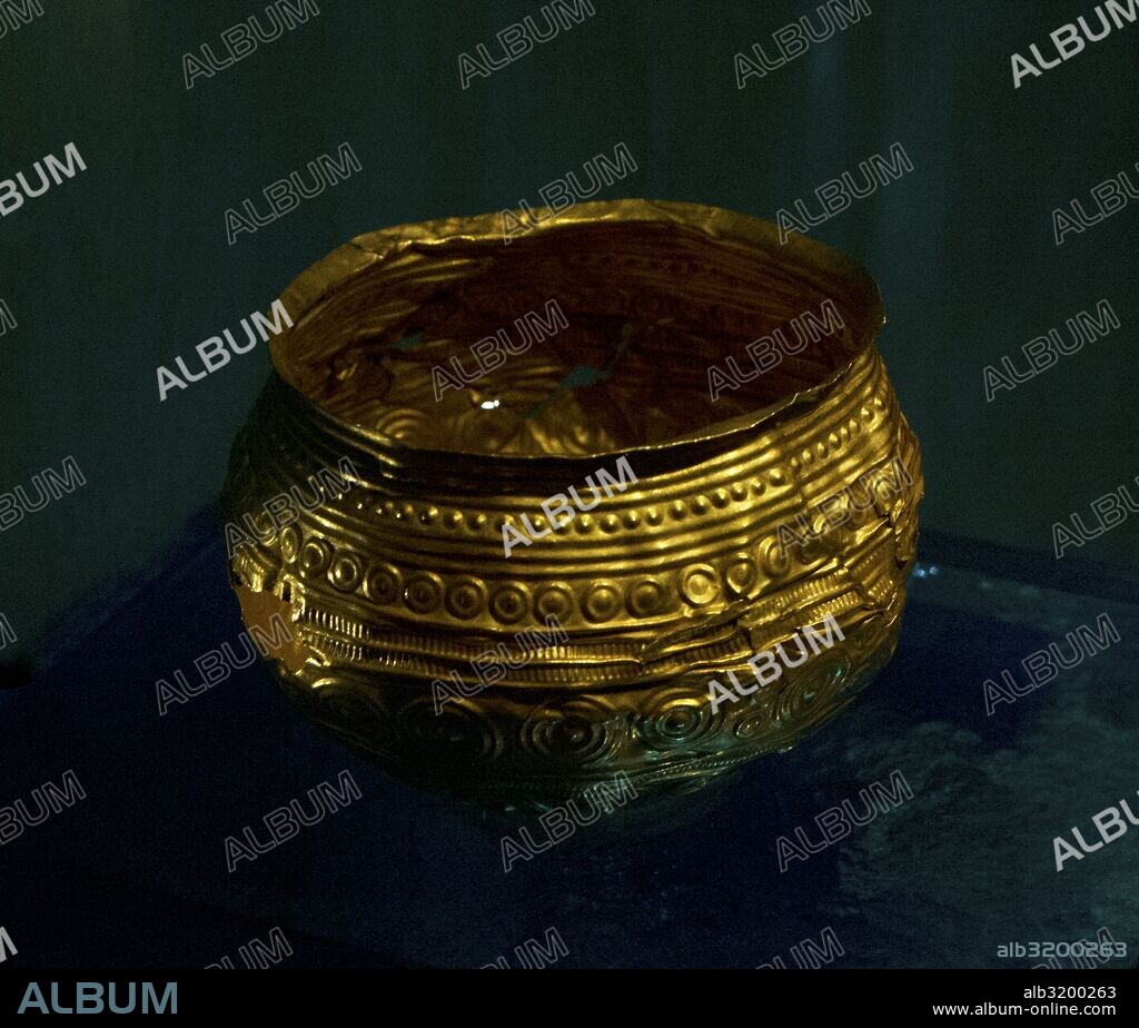 Prehistória. Cuenco de oro encontrado en Mjövik, Blekinge, Suecia. Probablemente realizado en Dinamarca o en el norte de Alemania hacia el 1100-900 A. C. Museo Histórico (Swedish History Museum). Estocolmo. Suecia.