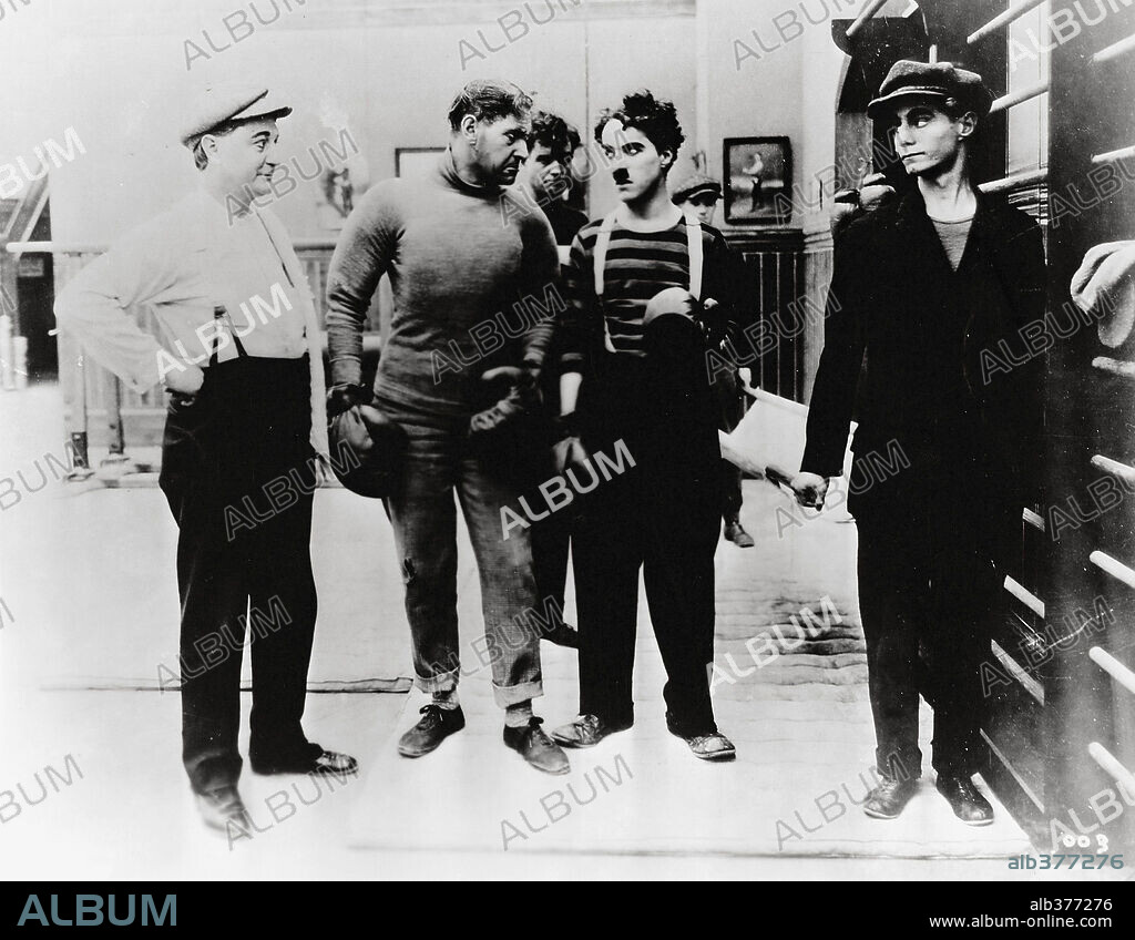 CHARLIE CHAPLIN en CHARLOT, CAMPEON DE BOXEO [CHARLOT, BOXEADOR], 1915 (THE CHAMPION), dirigida por CHARLES CHAPLIN. Copyright THE ESSANAY FILM MANUFACTURING COMPANY.