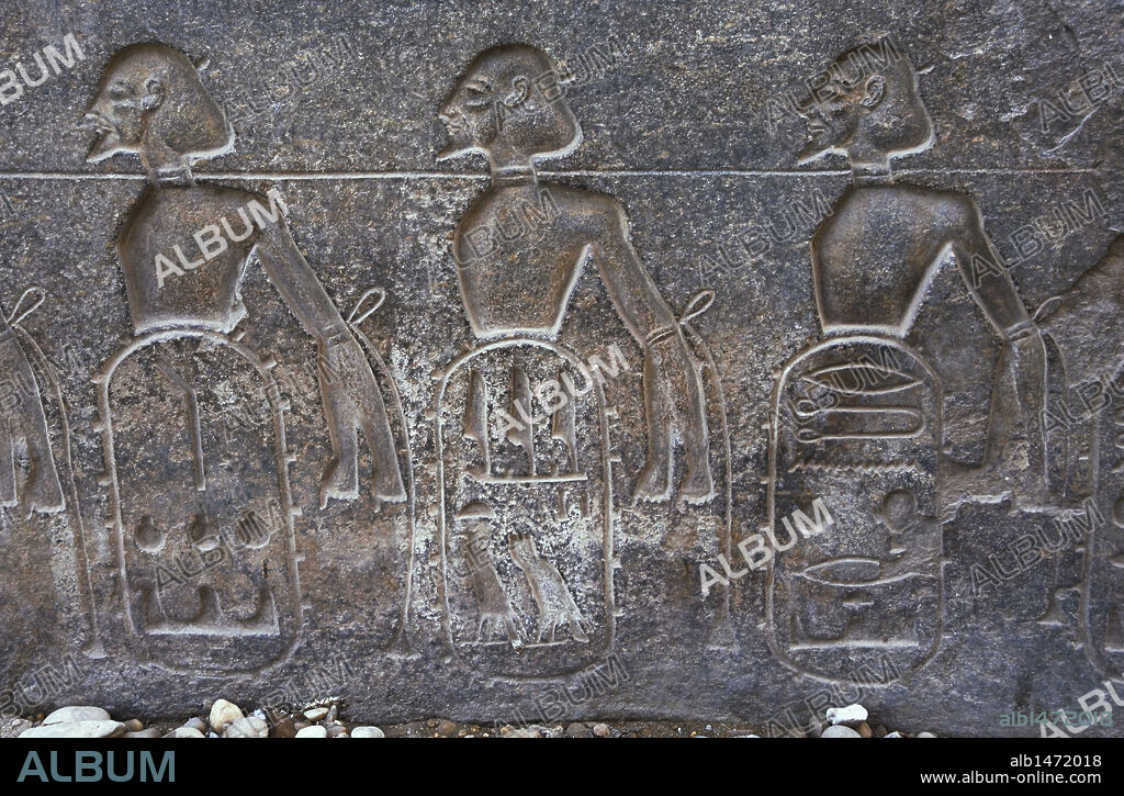 ARTE EGIPCIO. EGIPTO. Relieve de una de las bases de las esculturas colosales de Ramses II. Aparecen representados un grupo de PRISIONEROS pertenecientes a los nueve pueblos conquistados por Ramses II durante sus campañas militares. TEMPLO DE LUXOR. Egipto. Antigua Tebas "Waset".
