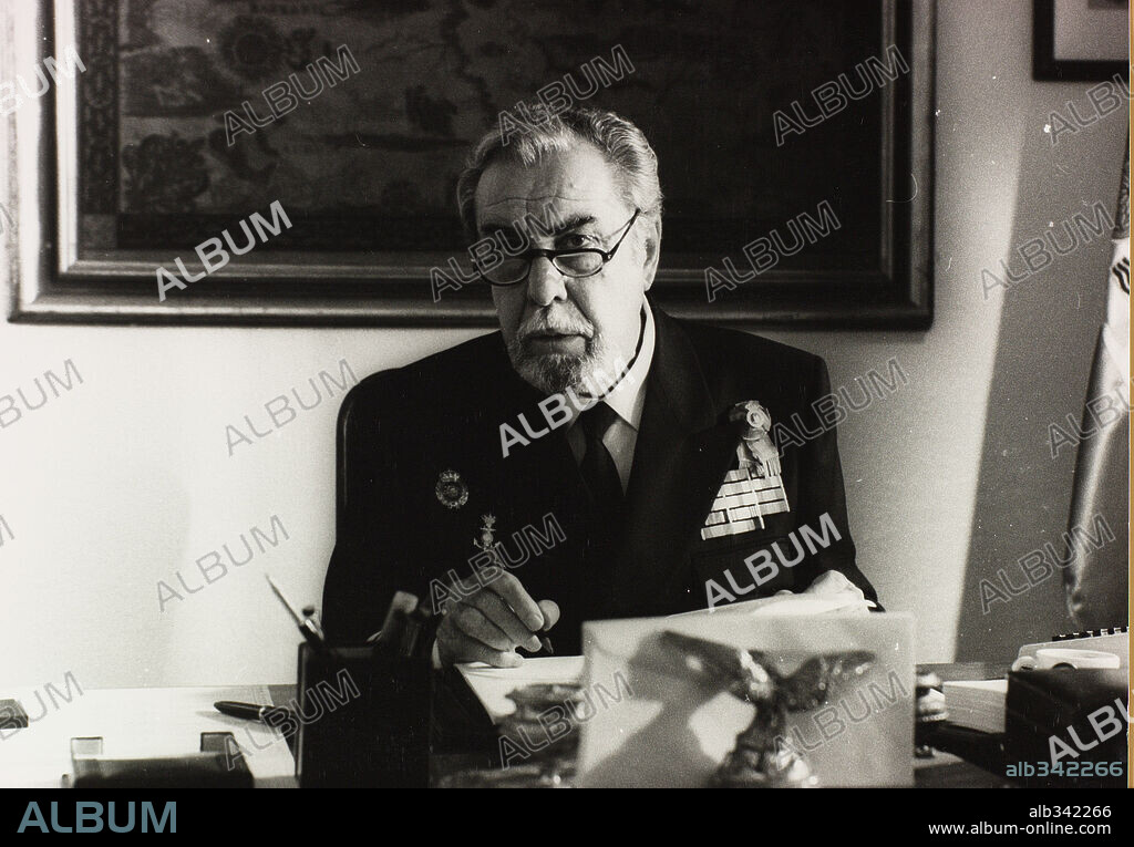 FERNANDO REY en MI GENERAL, 1987. Copyright FIGARO FILMS.