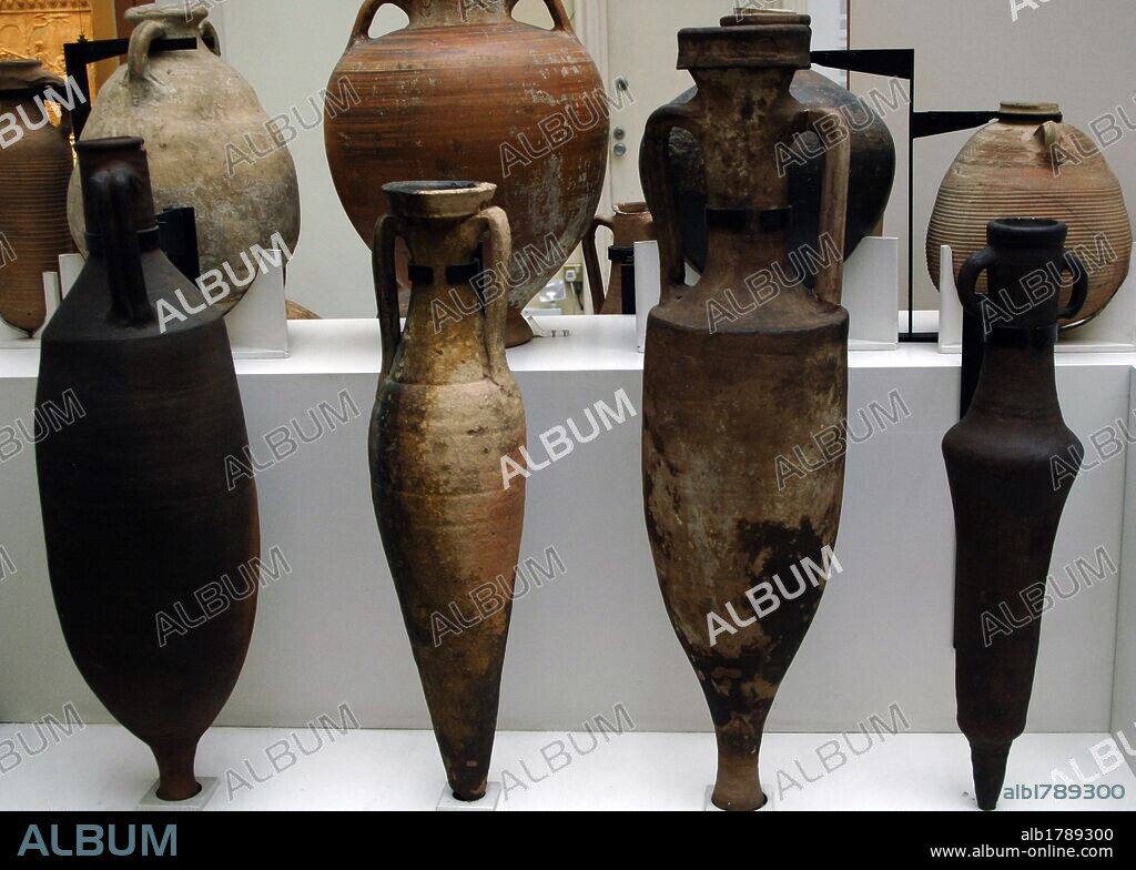 ARTE ROMANO. ITALIA. Diferentes tipos de ANFORAS. De izquierda a derecha: ANFORA PARA VINO (s. I d. C.). Procede de Roma; ANFORA PARA PESCADO (s. I d. C.). Procede de España; ANFORA PARA VINO (s. II-I a. C.). Procede de los Baños de Tito en Roma; ANFORA PROBABLEMENTE PARA VINO (s. II-III d. C.). Procede de Egipto. Museo Británico. Londres. Inglaterra. Reino Unido.