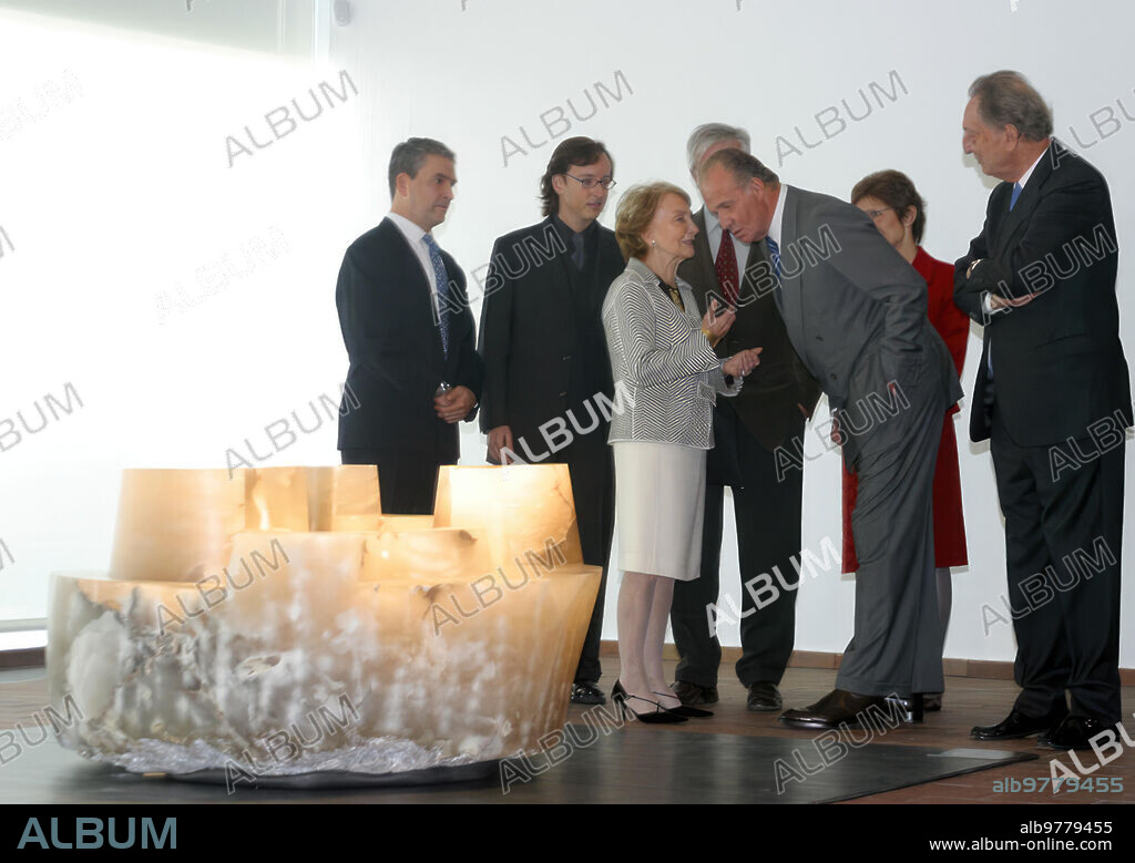 Barcelona 20/11/03....Inauguracion de Expo de  Chillida en la Fundacion
Miro, en la foto la viuda Hablando con el Rey delante de  la escultura
Postuma del Artista....Ftos.Elena Carreras....Archdc.