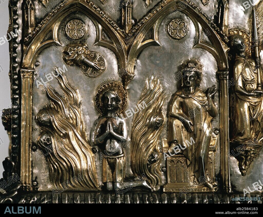 ARTE GOTICO. ESPAÑA. SIGLO XIV. "ARQUETA RELICARIO DE SANT CUGAT". Realizada en plata, parcialmente sobredorada, repujada y anteriormente con aplicaciones esmaltadas. Tamaño: 61 x 26 x 63 cm. (Detalle). Escena del MARTIRIO DE SANT CUGAT: QUEMA DEL SANTO. Obra barcelonesa elaborada poco después de 1303. No muestra ningún tipo de punzón. Procedente de la Iglesia del Monasterio de Sant Cugat del Valles. Museu Diocesà de Barcelona. Cataluña.