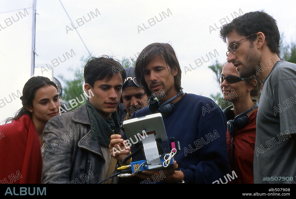 GAEL GARCIA BERNAL, MAESTRO, MIA, RODRIGO DE LA SERNA y WALTER SALLES en DIARIOS DE MOTOCICLETA, 2004, dirigida por WALTER SALLES. Copyright FOCUS FEATURES.