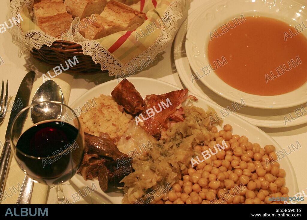 Potes; restaurante "El Bodegón"; típico cocido "liebaniego" con su sopa de cocido (Picos de Europa).