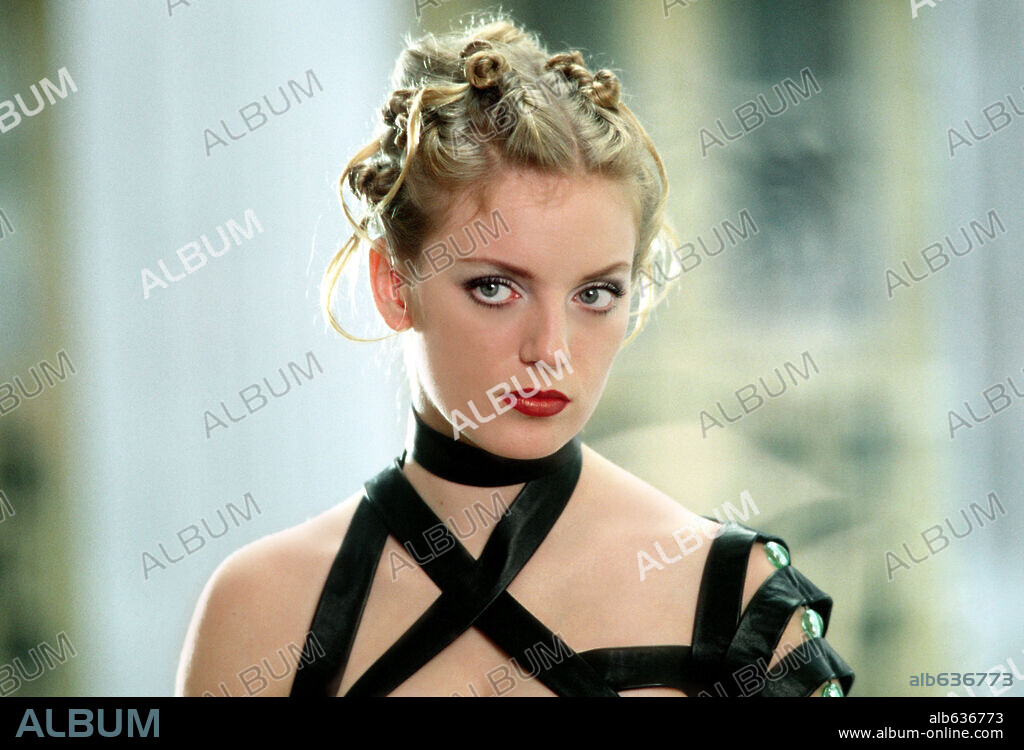 SARAH POLLEY in NO SUCH THING, 2001, directed by HAL HARTLEY. Copyright UNITED ARTISTS / TODD, DEMMIE.