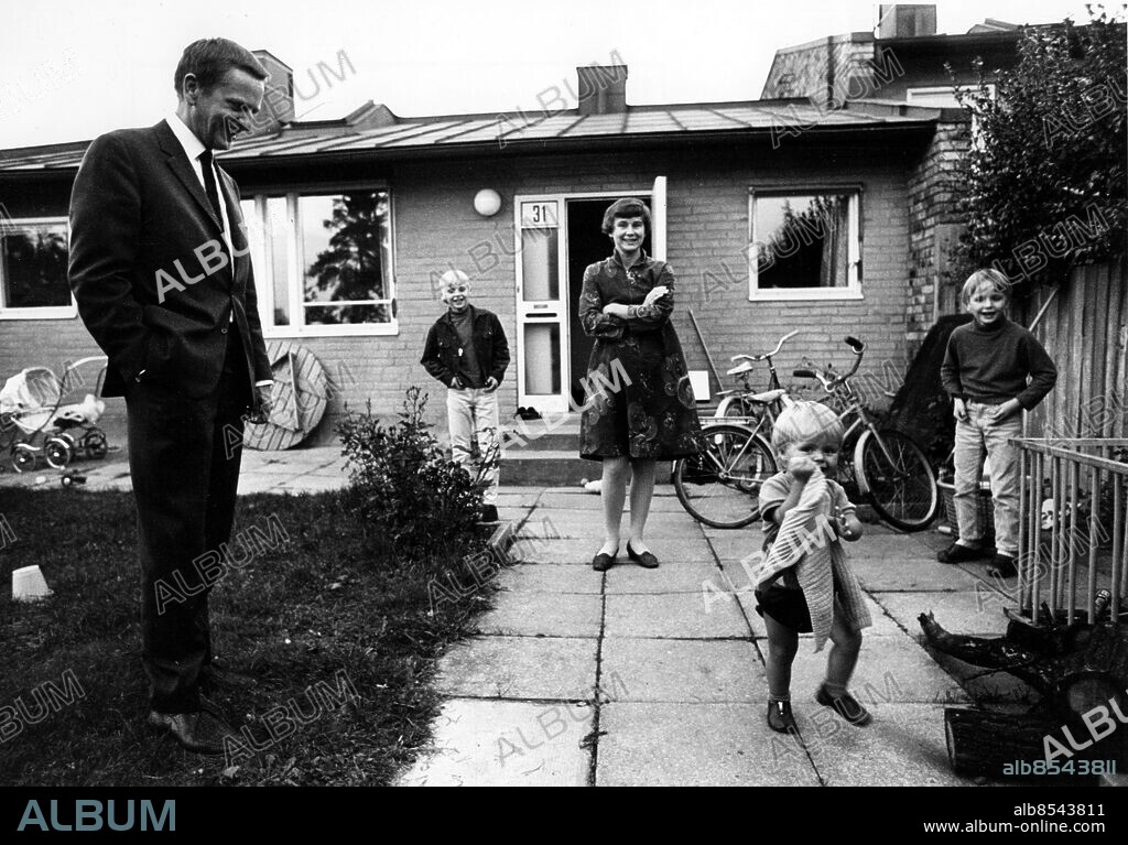 Olof Palme and family outside his house in Vällingby, Sweden on September 25, 1969. From Left to right: Olof Palme, Joakim Palme, Lisbet Palme, Mattias Palme and Mårten Palme. Photo: Jan Delden / Expressen / TT code 10.