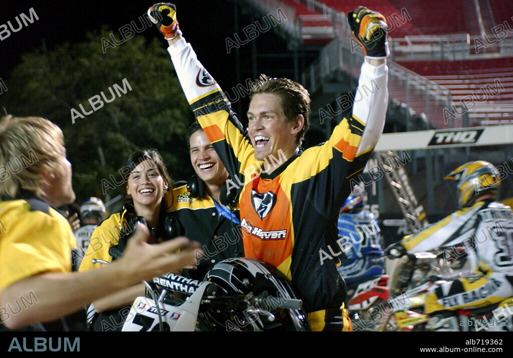 STEVE HOWEY in SUPERCROSS, 2005, directed by STEVE BOYUM. Copyright TAG ENTERTAINMENT / BATZDORFF, RON.