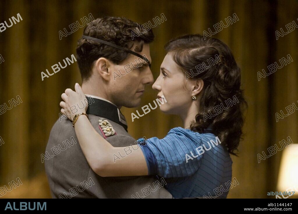 CARICE VAN HOUTEN and TOM CRUISE in VALKYRIE, 2008, directed by BRYAN SINGER. Copyright UNITED ARTISTS/ACHTE BABELSBERG FILM/BAD HAT HARRY PROD. / CONNOR, FRANK.