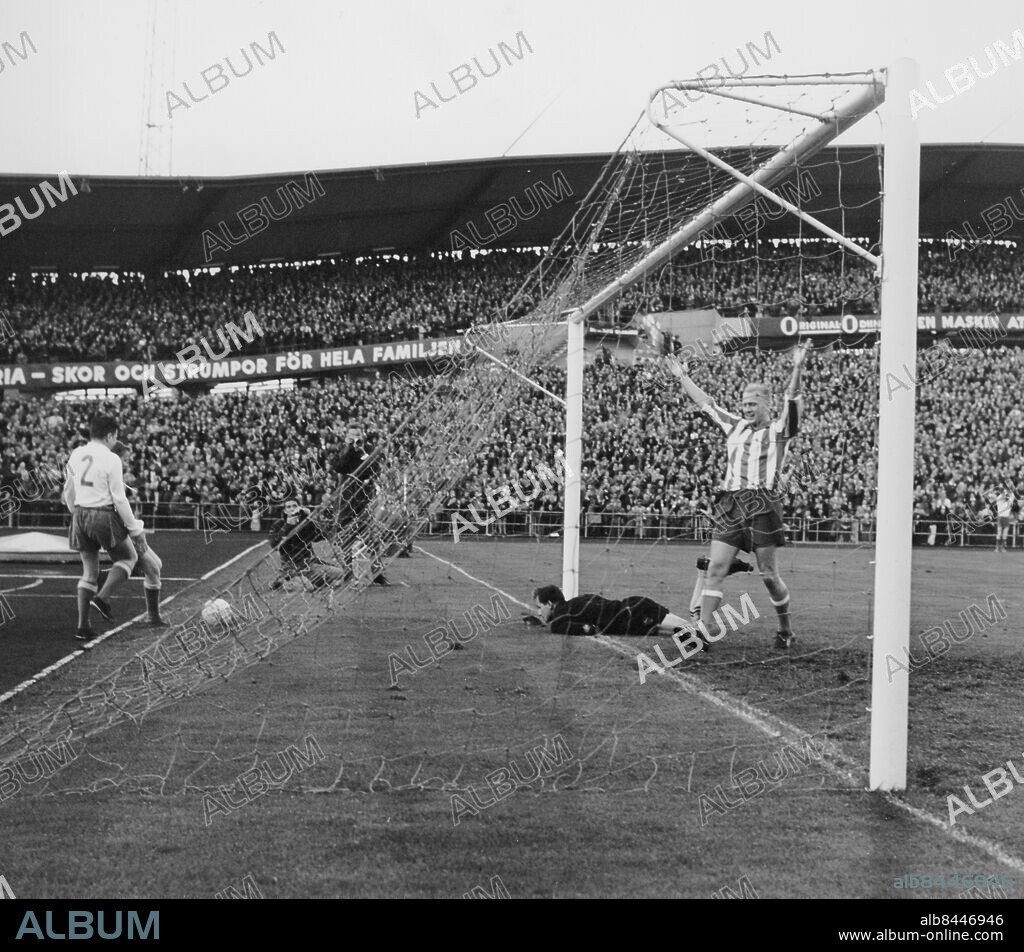 Bengt 'Fölet' Berntsson i IFK Göteborg spelar på Nya Ullevi i matchen mot Elfsborg 17 augusti 1961.. IFK:s Ingvar Svensson har reducerat till 2-3 och 'Fölet' Berndtsson höjer armarna i skyn. *** Local Caption *** GT. KAMERAREPORTAGE.