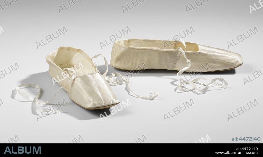 Pair of shoes with ribbon laces Cream-colored silk shoe with square nose and silk ribbons, Cream-colored silk shoe with square nose, silk ribbon and without heel, belonging to Empire court gown, The Hague, Cornelia Johanna Steengracht of Oostkapelle-van Nellesteyn, Hendrik Willem Berenbak, c. 1813 - c. 1825, blad, striklint, zool, adres, printing, l 21 cm × w 5.5 cm × h 4.5 cm.