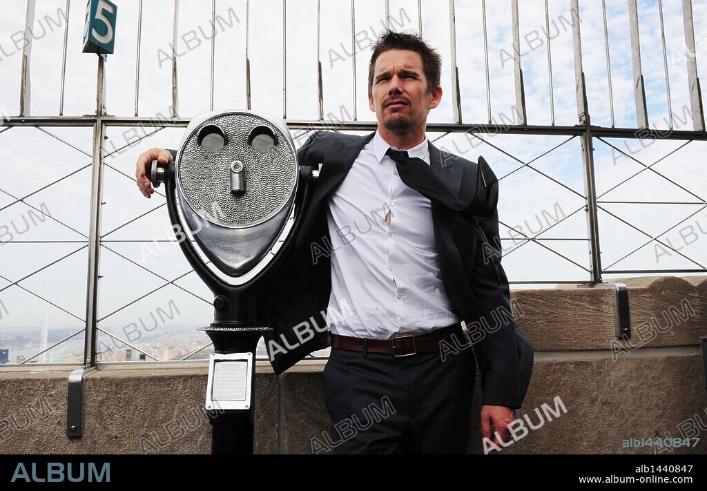 Oct. 28, 2010 - Manhattan, New York, U.S. - ETHAN HAWKE, Academy-Award nominated actor and philanthropist lights the Empire State Building blue to celebrate the ''Men In Blue'' of The Doe Fund's Ready, Willing and Able program. 28/10/2010