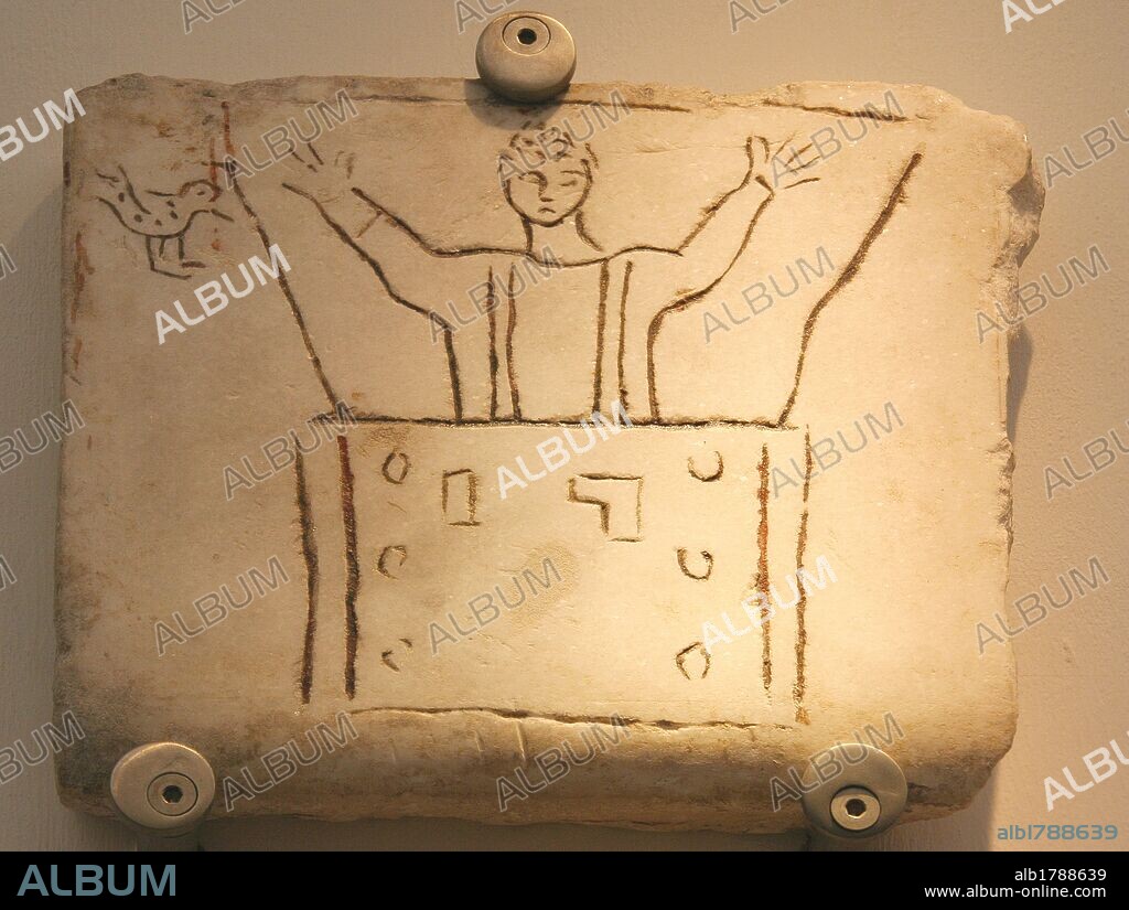 ARTE PALEOCRISTIANO. ITALIA. Primeros cristianos. Lápida sepulcral romana con iconografía cristina. El difunto orante junto a la paloma con rama de olivo (símbolo del alma del muerto). Museo de las Termas de Diocleciano. Roma.