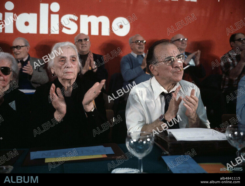 DOLORES IBARRURI. LA PASIONARIA .1895 - 1989. SANTIAGO CARRILLO . 1915 - 2012. POLITICOS ESPAÑOLES. FOTOGRAFIA EN UN ACTO DEL PSOE EN MADRID,1977.