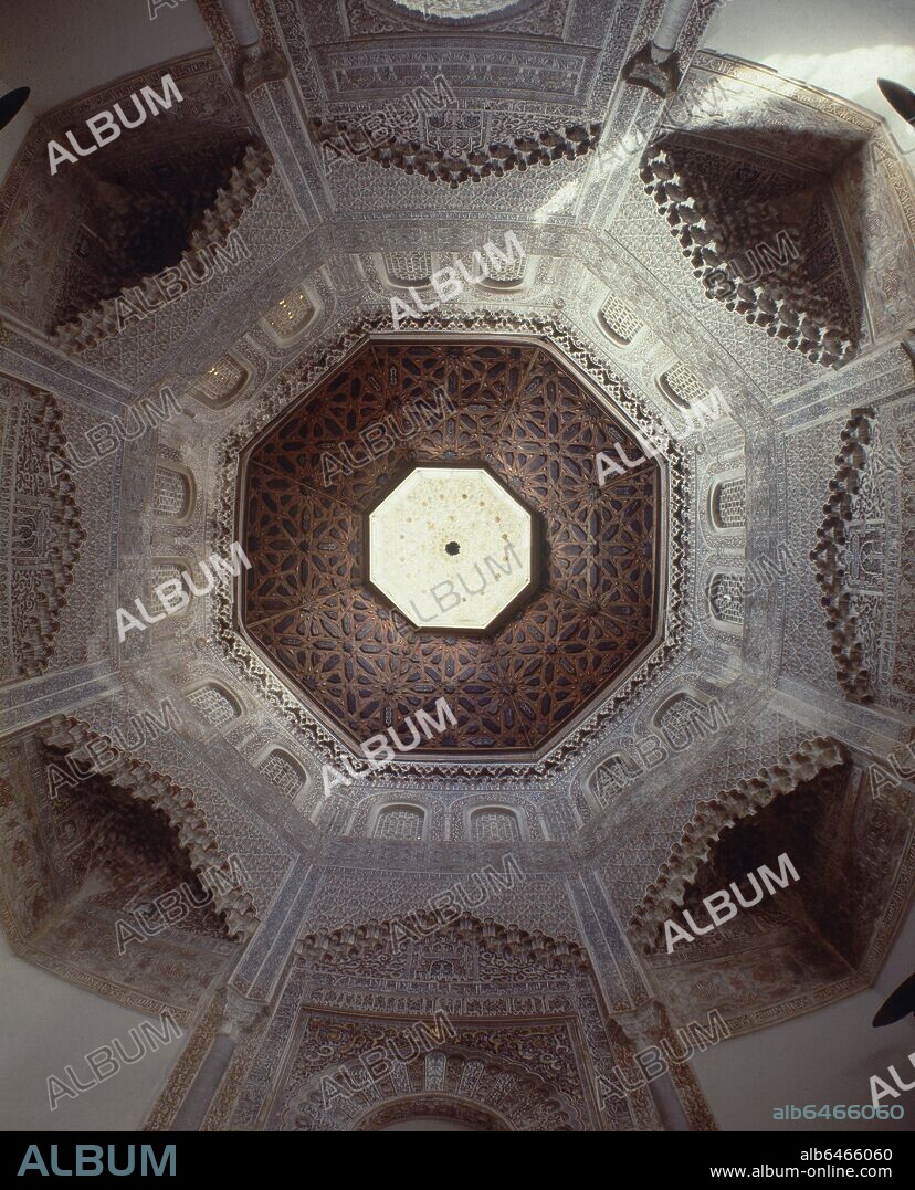 PALACIO DE LA MADRAZA - ESCUELA MUSULMANA FUNDADA POR YUSUF I EN 1349 DEL QUE SOLO SE CONSERVA EL ORATORIO- CUPULA.