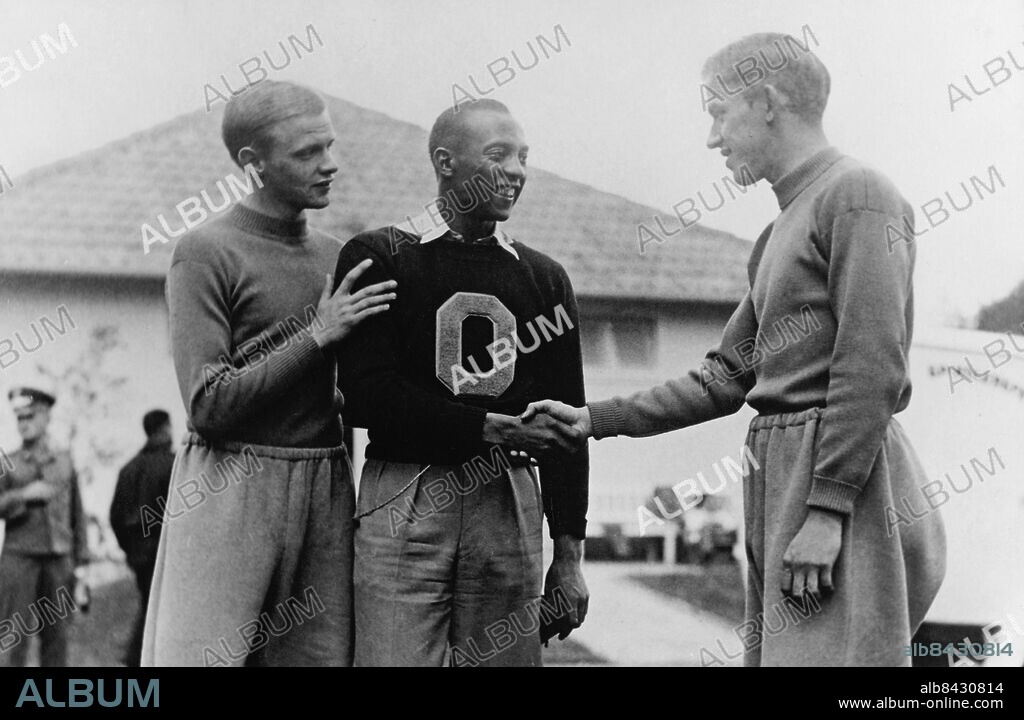 Orig. bildtext... SPRINTERSTJÄRNOR SOM STIFTA BEKANTSKAP. Lennart Lindgren, Lennart Strandberg och Jesse Owens. Anm. OS i Berlin 1936 Sommar-OS Trio Handslag CD709 persons: JESSE OWENS;LENNART STRANDBERG;LENNART LINDGREN sites: BERLIN;TYSKLAND;SVERIGE*;USA* PhotoDate:1936-??-??.