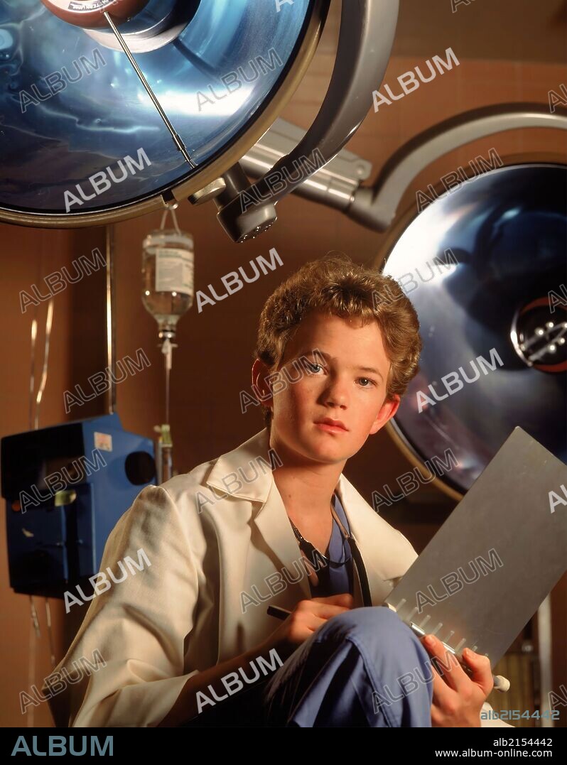 NEIL PATRICK HARRIS en MEDICO PRECOZ, UN-DOOGIE HOWSER, 1989 (DOOGIE HOWSER, M. D.), dirigida por DAVID E. KELLEY y STEVE BOCHCO. Copyright 20TH CENTURY FOX TV.