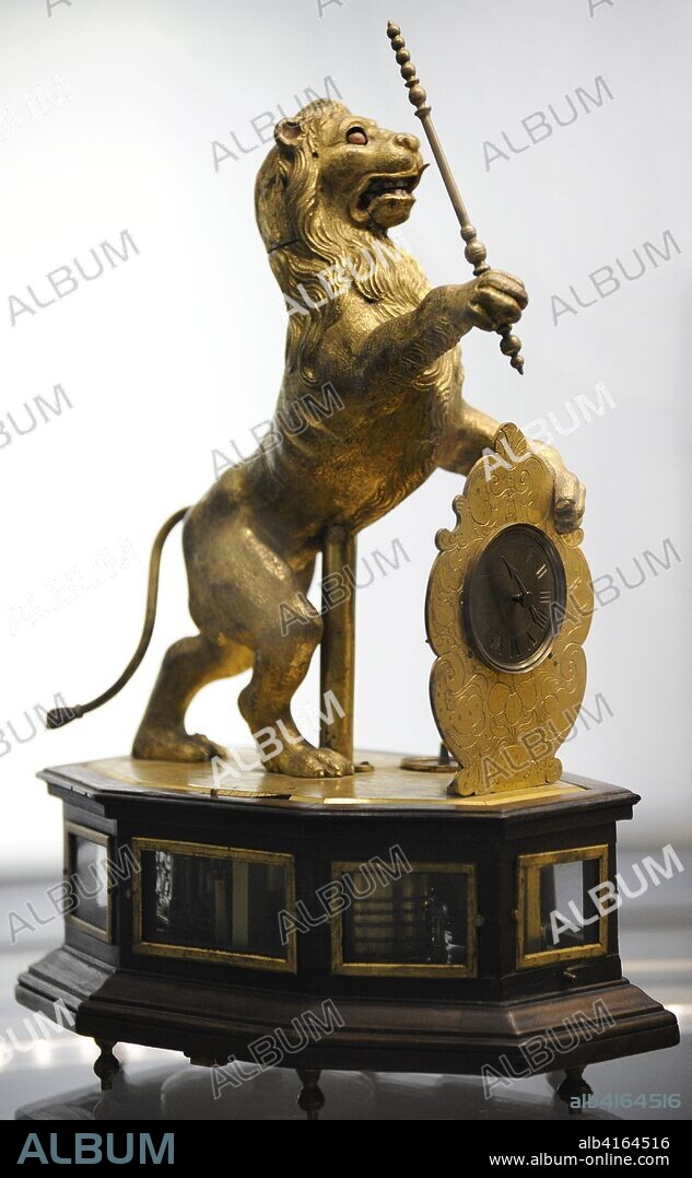 Reloj de mesa autómata con león. Obra de Jeremias Pfaff, Augsburgo. Tercer cuarto del siglo XVII. Caja: latón dorado y madera. Movimiento: latón y acero. Museo Nacional de Varsovia. Polonia.