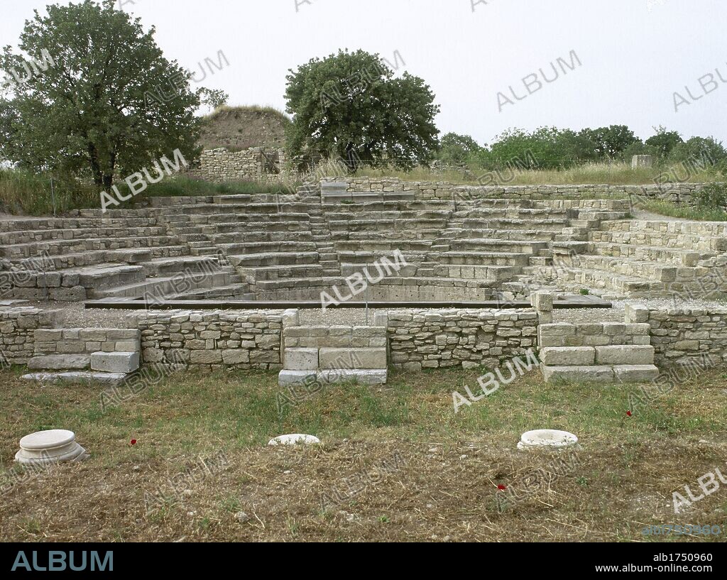 ARTE ROMANO. TURQUIA. TROYA. Antigua ciudad de Asia Menor, habitada desde la I Edad del Bronce hasta el Imperio Romano. Vista general del BOULEUTERION, edificio donde se reunía la asamblea de la ciudad. Estrato IX, de la antigua "Ilium Novum" romana, reconstruida por Julio Cesar.