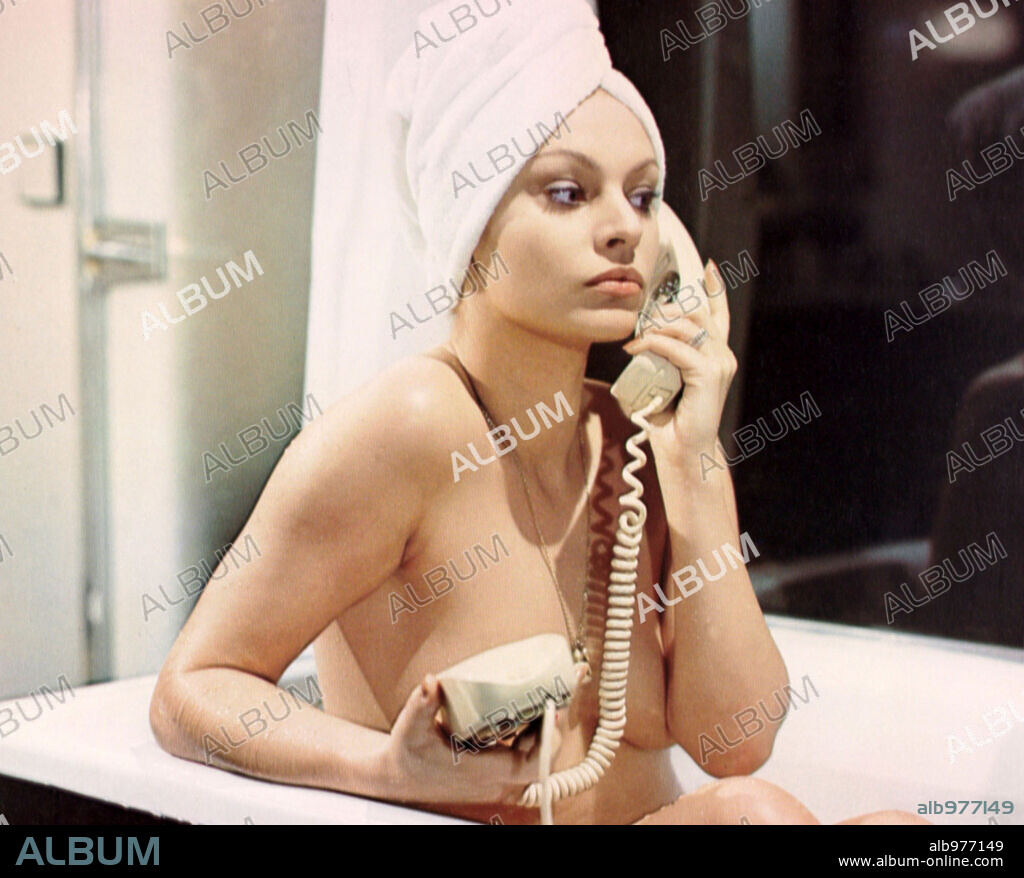 Nadiuska en LA MUERTE RONDA A MONICA, 1976, dirigida por RAMON FERNANDEZ.