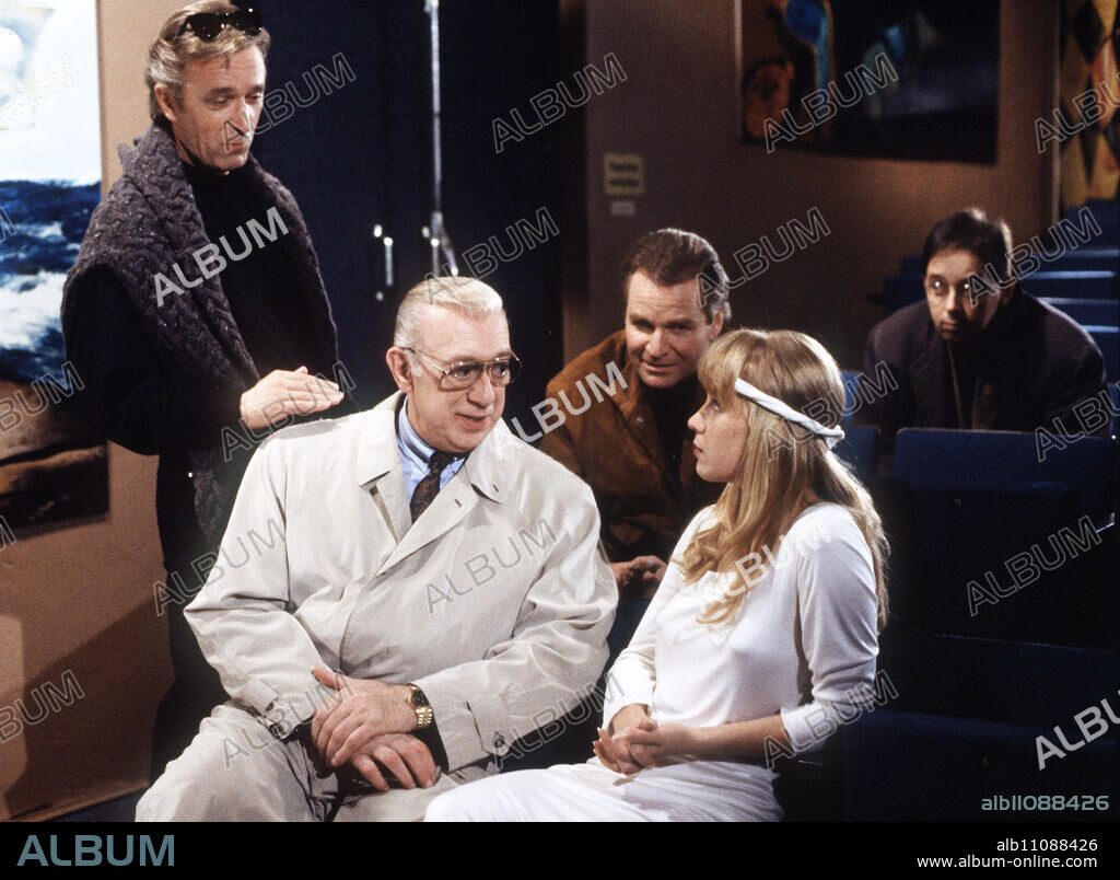 DERRICK / Kostloff's theme / In the private theater, Derrick and Klein question Kostloff's ensemble. Actress Sally Worms thinks it is completely out of the question that her theater manager is capable of murder. In the picture: Kostloff (GERT ANTHOFF), Derrick (HORST TAPPERT), Klein (FRITZ WEPPER) and Sally (NADINE NEUMANN) / Headline: DERRICK / D 1994.