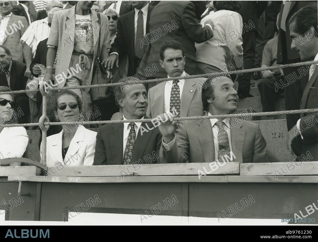Madrid, 30/05/1995. Su Majestad el Rey en la Plaza de Toros de Las Ventas, en la Feria de San Isidro. Le acompañan la Infanta Elena y el ganadero Samuel Flores.