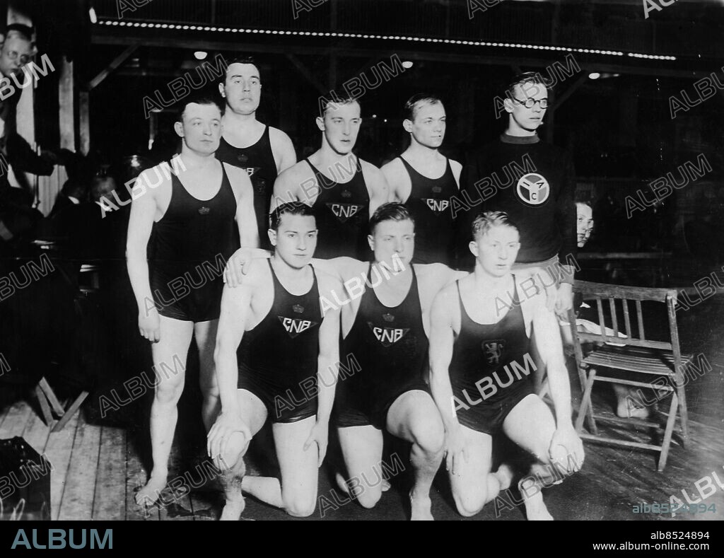 NEDERLÄNDERNA AMSTERDAM 1928.. Utan bildtext. Not. OS. Amsterdam 1928 Tyska pololaget och Arne Borg Anm. Sommar-OS 1928 A Borg, 1901-1987, svensk simmare, vann guld i 1 500 m och brons i 400 m frisim i OS i Amsterdam 1928. Lagkamrater Simdräkter Vattenpolo CD691 persons: ARNE BORG sites: AMSTERDAM;NEDERLÄNDERNA;SVERIGE*;TYSKLAND*.