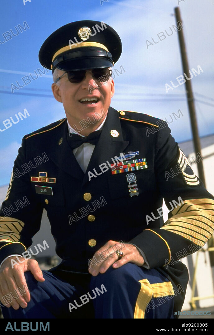 STEVE MARTIN en EL SARGENTO BILKO, 1996 (SGT. BILKO), dirigida por JONATHAN LYNN. Copyright UNIVERSAL PICTURES.