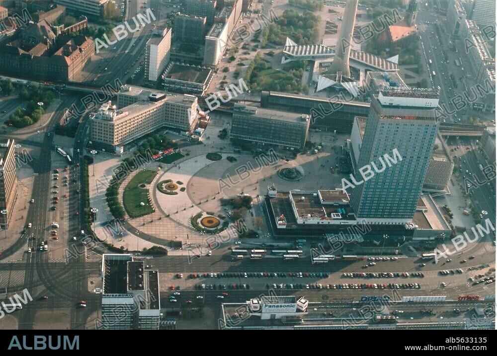 Berlin-Mitte, Alexanderplatz. Luftbild mit Bürohäusern "Alexander" und "Berolina" (1928-31 von Peter Behrens), Hotel "Stadt Berlin" und Bahnhof Alexanderplatz. Foto, 1995 © AKG / Reimer Wulf.