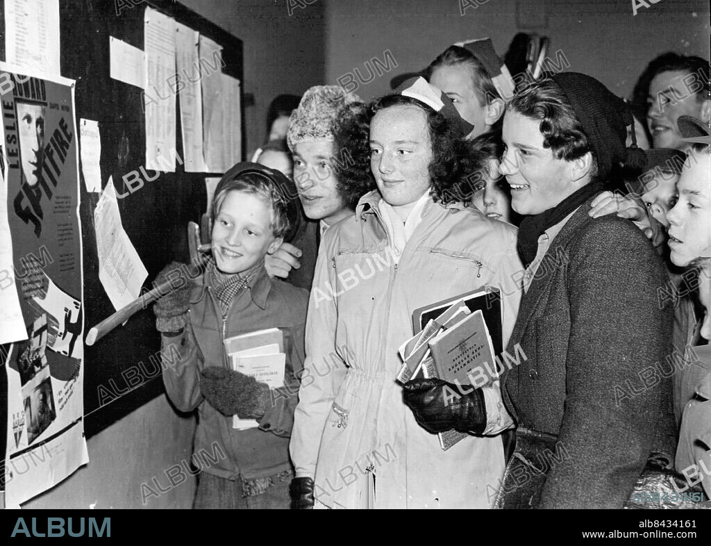 Storfors 1946-02-03. Lundsbergs skola. Några elever samlade vid anslagstavlan. Foto: SvD / TT / kod 12014.