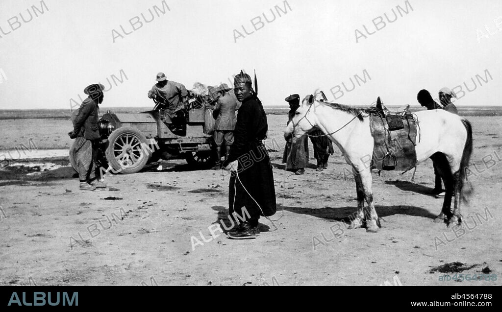 Mongolia. Beijing-Paris raid. Italy stops at a well in the Gobi Desert. 1907.