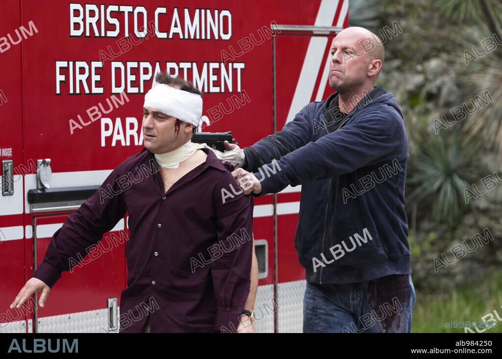 BRUCE WILLIS and KEVIN POLLACK in HOSTAGE, 2005. Copyright MIRAMAX.