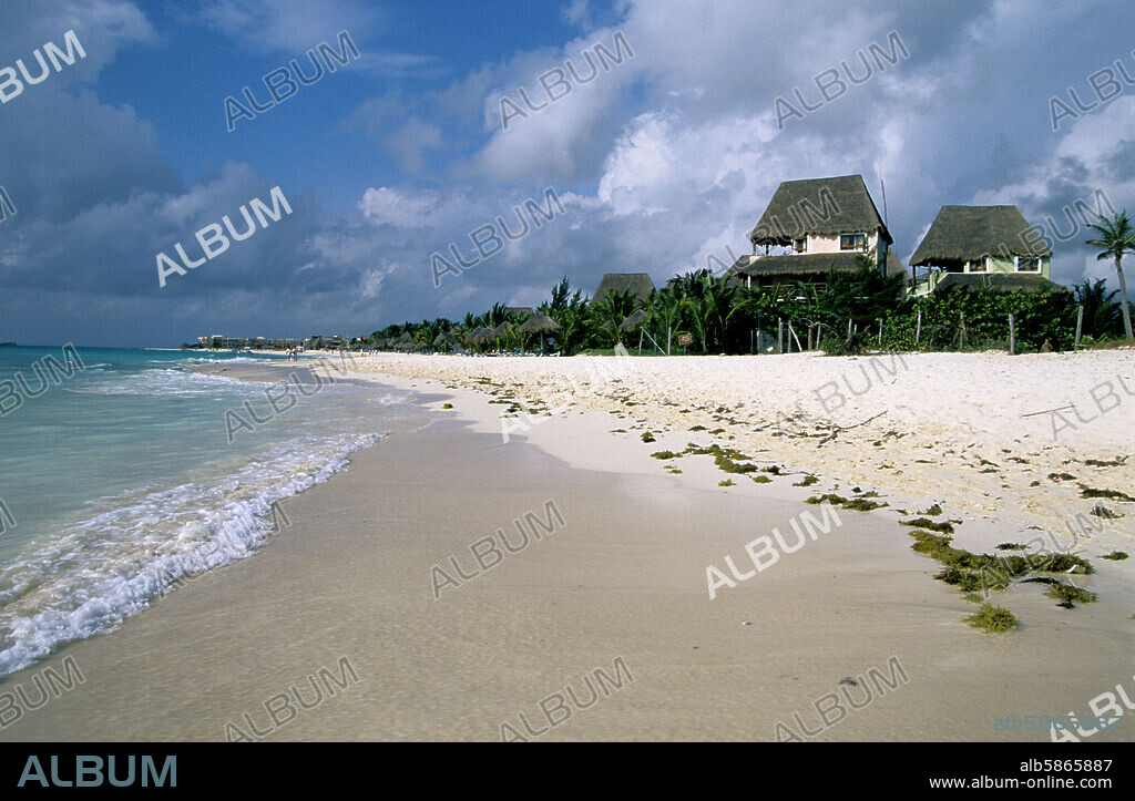 Playa del Carmen, (Riviera Maya), cabañas junto a playa.