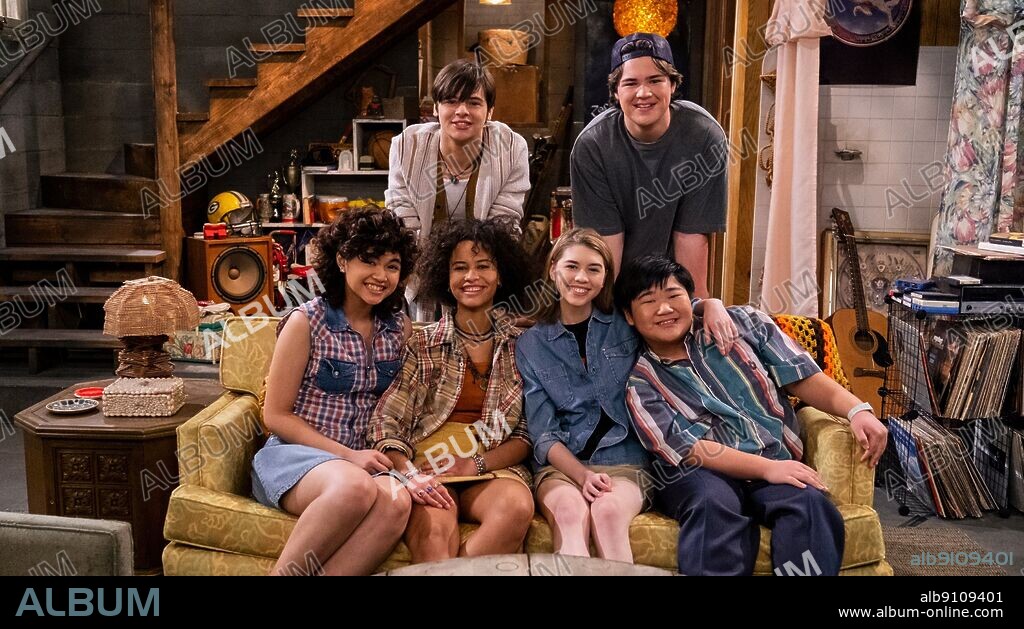 ASHLEY AUFDERHEIDE, CALLIE HAVERDA, MACE CORONEL, MAXWELL ACEE DONOVAN, PATRICK WYMORE and SAM MORELOS in THAT '90 SHOW, 2023, directed by GAIL MANCUSO and LAURA PREPON. Copyright Carsey-Werner Company / Netflix.