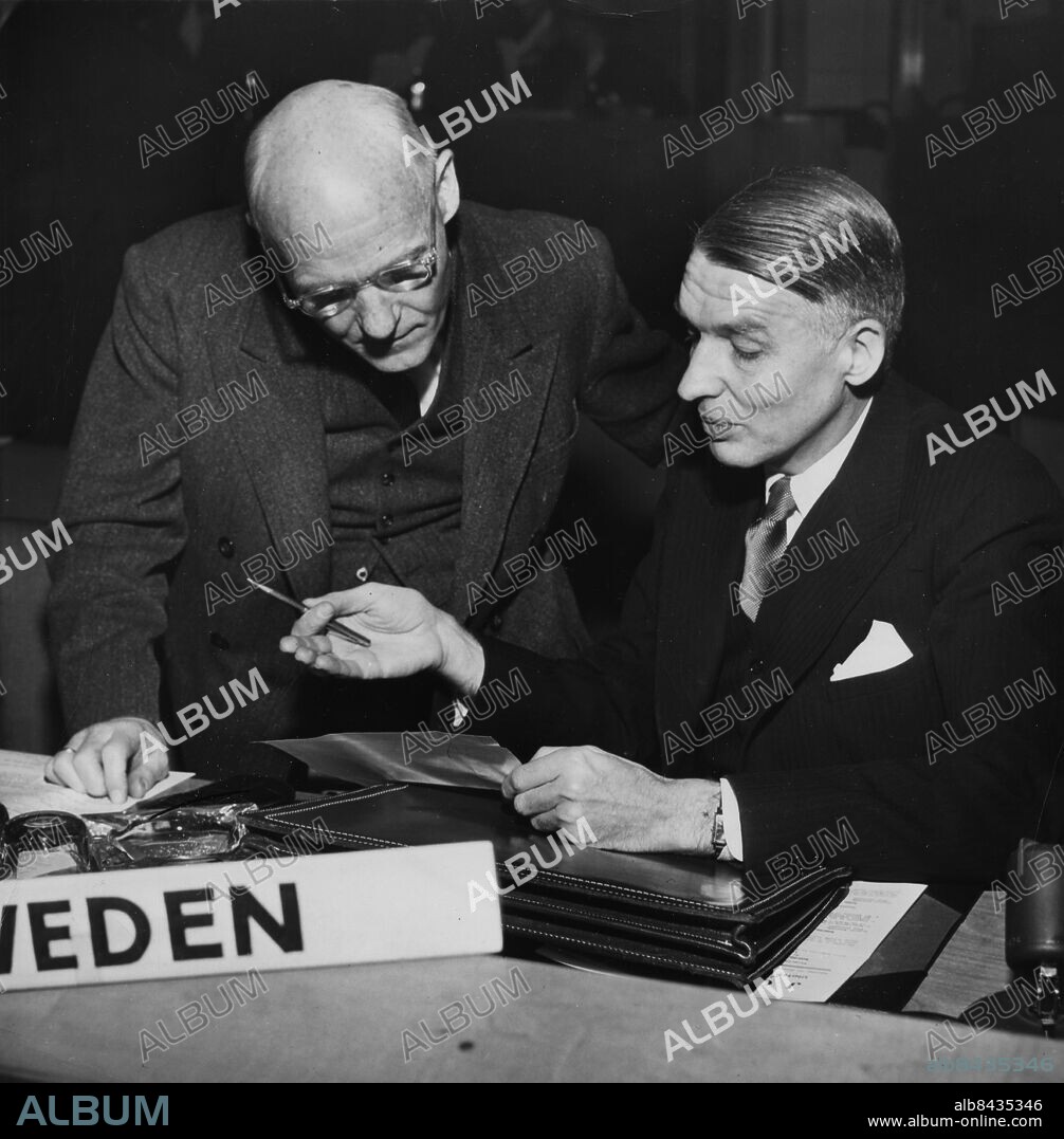 NEW YORK 1951-01-30. Norges delegat Arne Sunde rådgör med envoyén Sven Grafström, Sveriges ständige representant vid FN, under debatten i politiska utskottet om förslagen om eld upphör i Korea.. Foto: NTB kod 190.