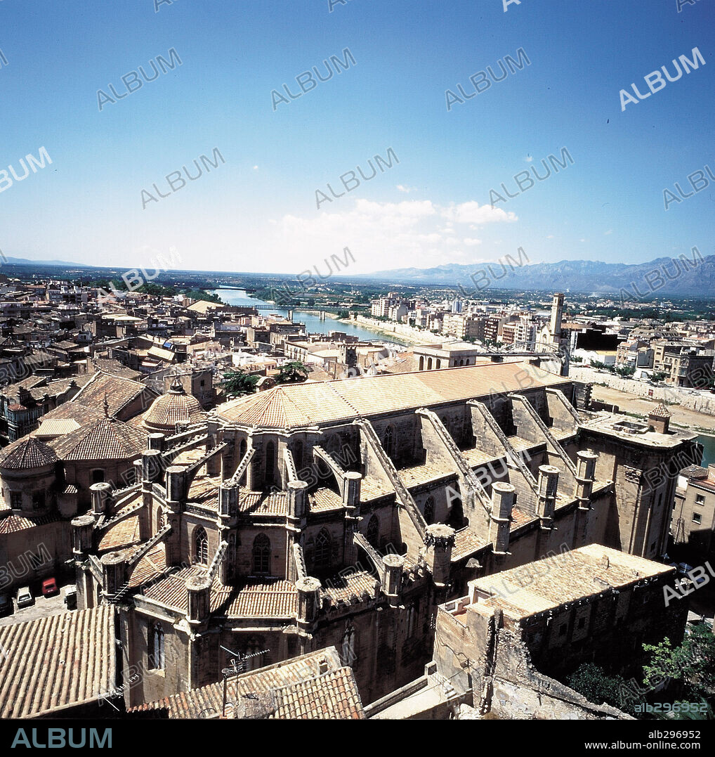 Vistas de la ciudad de Tortosa y su Catedral del siglo XIV, provincia de Tarragona, España.