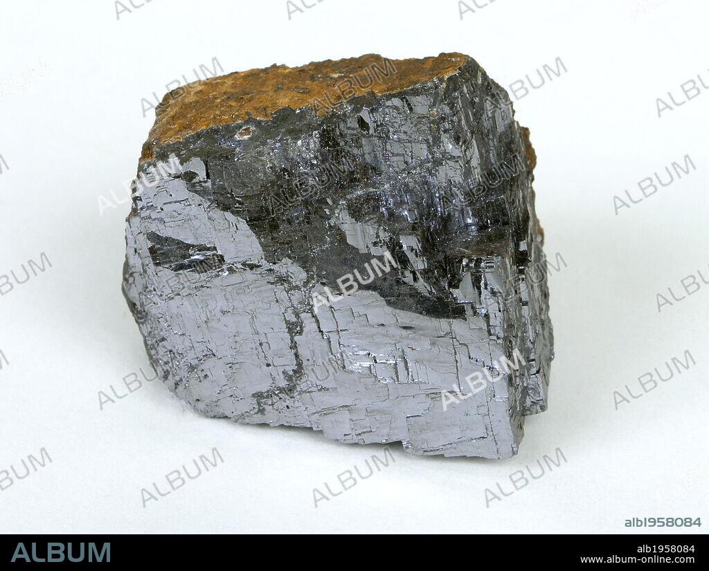 GALENA. Sulfuro de plomo, monométrico, color gris plomo, brillo metálico vivo sobre las caras de exfoliación, que se opacan por alteración.