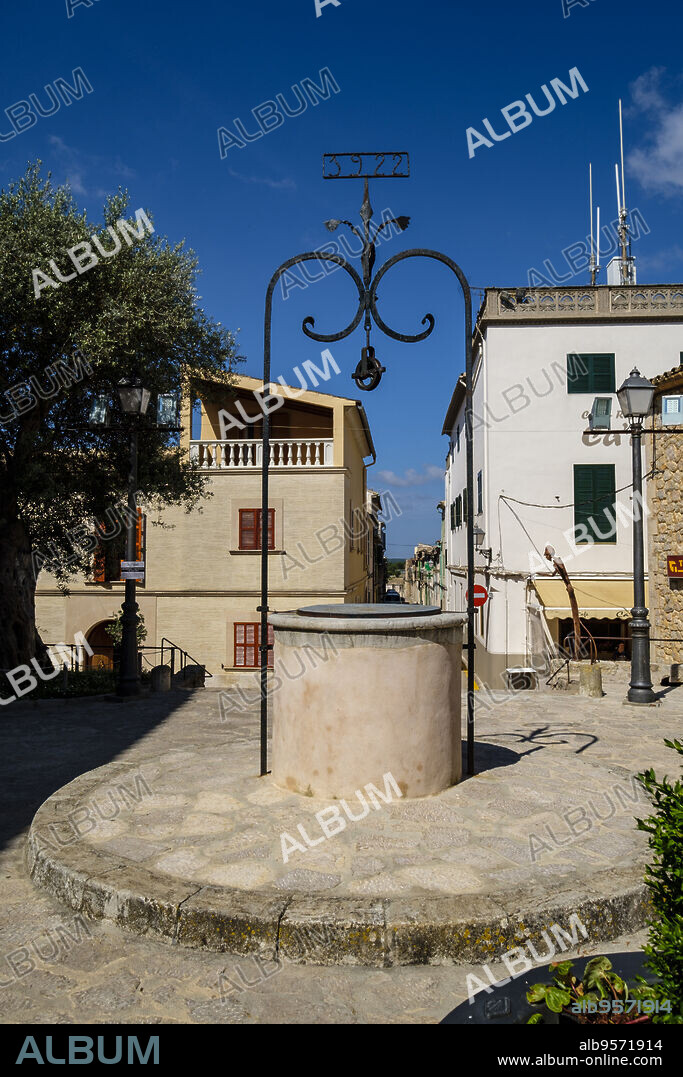 Sa Cisterna, aljibe en la plaza, Lloret de Vistalegre, también conocido como Llorito, situado en el centro geográfico de la isla de Mallorca, balearic islands, Spain.
