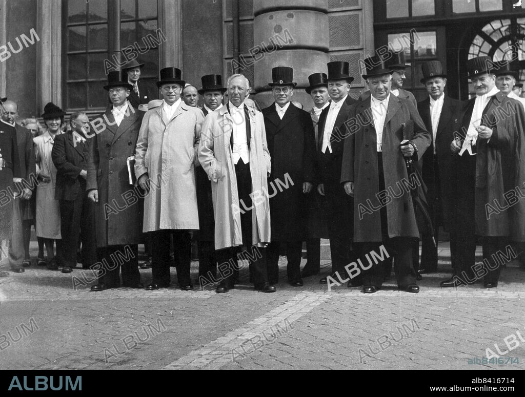 SEKLET-POLITIK-40 . En rent socialdemokratisk regering, med statsminister Per Albin Hansson i spetsen, efterträder samlingsregeringen som suttit vid makten sedan 1939. Här ses den nya regeringen efetr sin första konselj i augusti 1945. Fr v Herman Zetterberg, justitie, Gunnar Danielsson, Gunnar Sträng, konsulter, Ernst Wigforss, finans, Östen Undén, utrikes, Torsten Nilsson, kommunikation, Axel Gjöres, folkhushållning, Per Albin Hansson, statsminister, Tage Erlander, ecklesiastik, Gunnar Myrdal, handels, Gustav Möller, social, John Eriksson, konsult, Allan Vougt, försvar, Nils Quensel och Eje Mossberg, konsulter. Foto: Dagens Nyheter Kod: 192/9909 . COPYRIGHT SCANPIX SWEDEN.