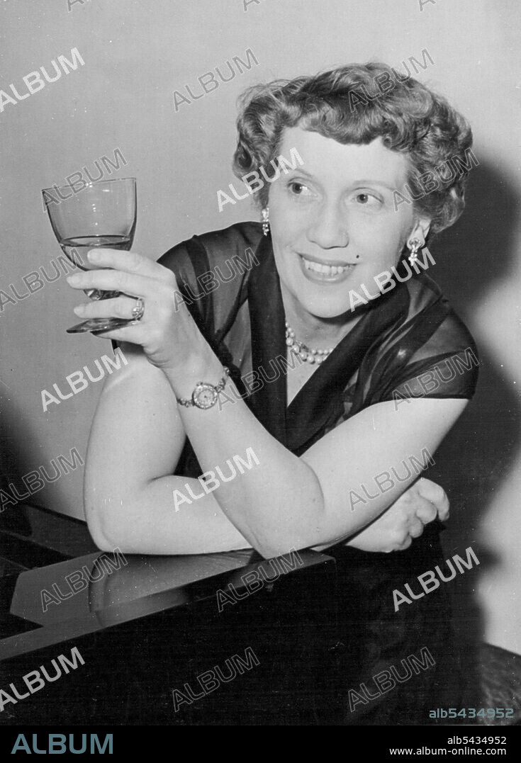 Australian-Born singer and actress Anona Winn, a radio favorite since the early 1930's and a star of the panel game Twenty Questions, has received the MBE in the Queen's Birthday Honors list. June 16, 1954. (Photo by Daily Mail Contract Picture).