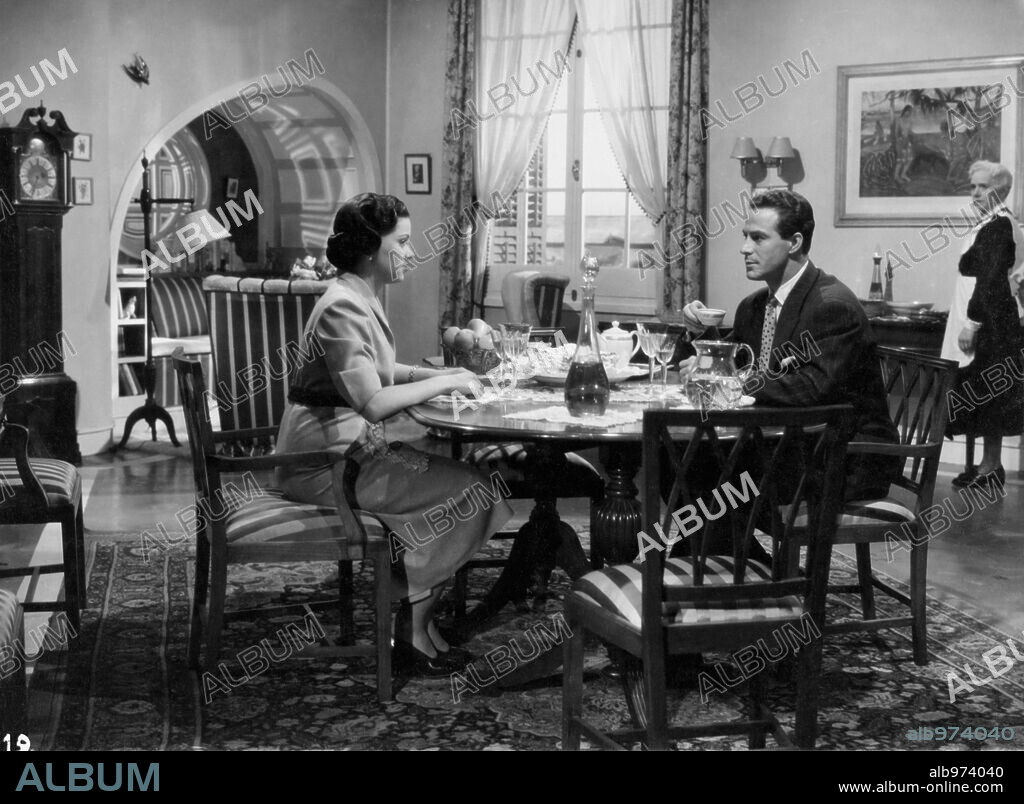 CONRADO SAN MARTIN y ELENA ESPEJO en EL PASADO AMENAZA, 1950, dirigida por ANTONIO ROMAN. Copyright EMISORA FILMS.