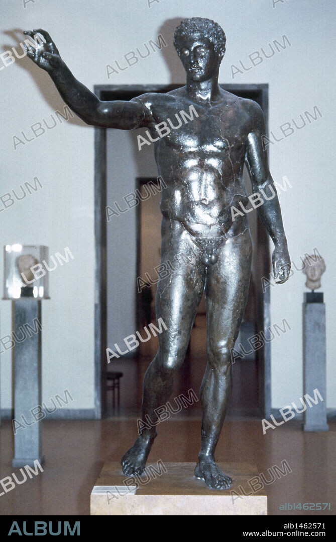 ARTE GRIEGO. GRECIA. EFEBO DE ANTICITERA. Estatua de bronce de un joven. Fechada hacia el 340 a. C. Museo Arqueológico Nacional. Atenas.