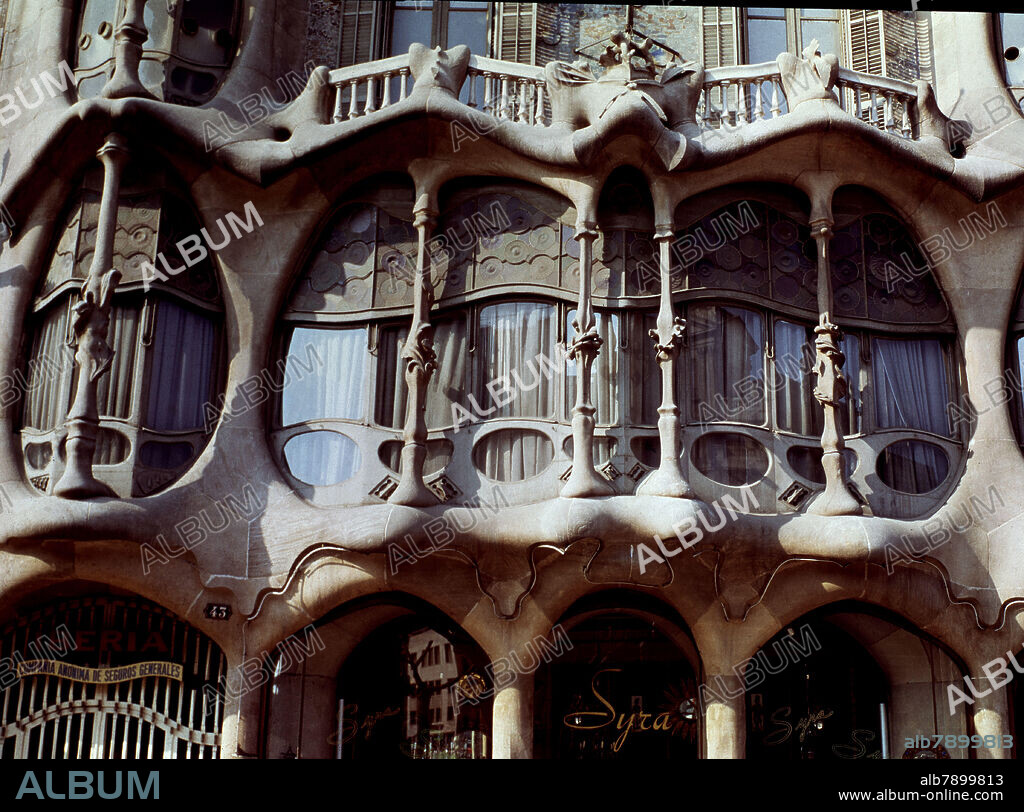 ANTONI GAUDÍ. DETALLE DE LA FACHADA DE LA CASA BATTLLO - 1904-1906 - MODERNISMO CATALAN.