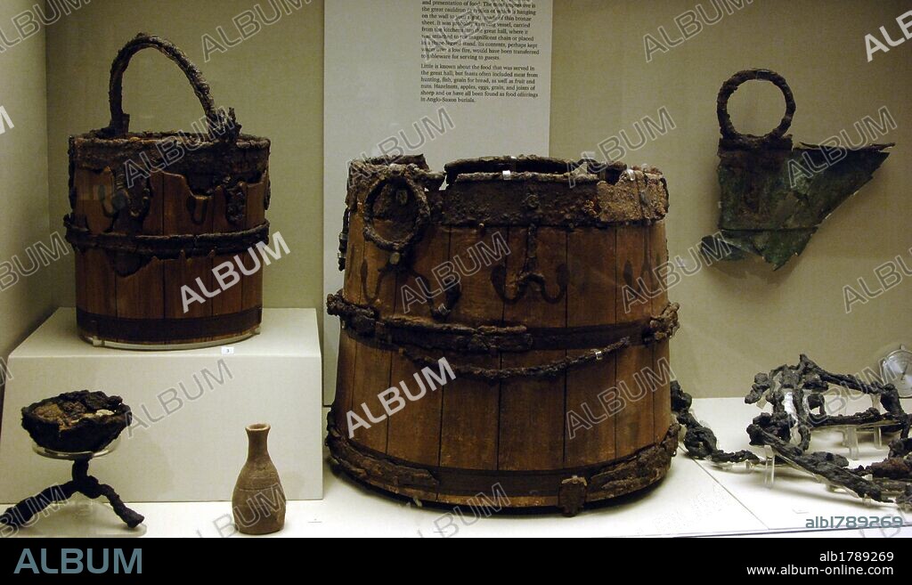 ARTE PRERROMANICO. PERIODO ANGLOSAJON. S. VII. Diversos OBJETOS DOMESTICOS. En primer término, CUBO DE MADERA. Proceden del TESORO DE SUTTON HOO en las proximidades de Woodbridge. Suffolk (Inglaterra). Museo Británico. Londres. Inglaterra. Reino Unido.