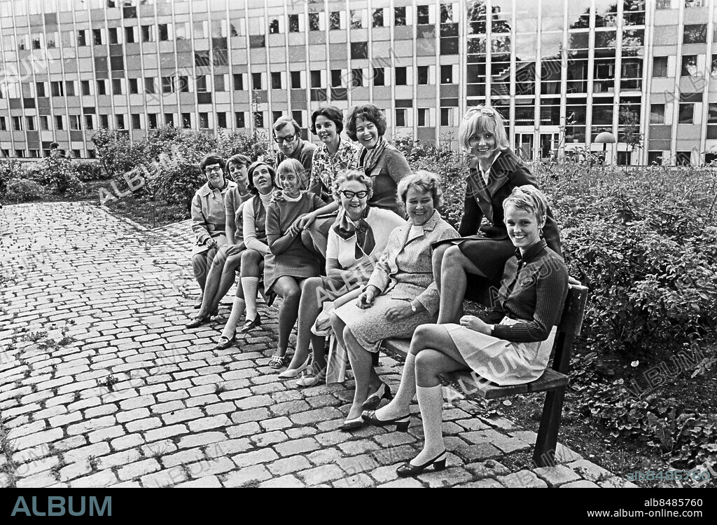 STOCKHOLM 1969-08.. Radions barnredaktion samlad framför Radiohuset. Här ses från vänster Anne-Marie Fågelström, litterära sektionen, Inga-Lill Lindgren, torsdagsteatern, Irène Gorosch-Winquist, Klapp och klang, Mats Winquist, Barnens melodiradio och Barnens söndagsmorgon, Britt Lagergren, sekreterare, Qui Nyström, litterära sektionen, Mona Hanning, producent bl.a. för Adventskalendern, Birgitta Bohman, veteran på barnavdelningen med bl.a. Tisdagspusslet, Marianne Orup, Barnradions chef, Monica Fuchs, sekreterare, samt Kerstin Westerberg, sekreterare.. Foto: Bertil S-son Åberg / RiR / SVT / Kod: 5600. Reportage publ. i RiR 40/69 sid. 24-25 inför ett radioprogram.. RiR 19561 sv/v.
