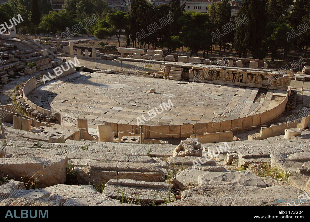 ARTE GRIEGO. GRECIA. TEATRO DE DIONISIO. Siglo V a. C. Las gradas y proscenio de madera fueron construidos de nuevo en mármol en el siglo IV a. C. Tenía una capacidad para 17.000 espectadores. Atenas. Grecia.